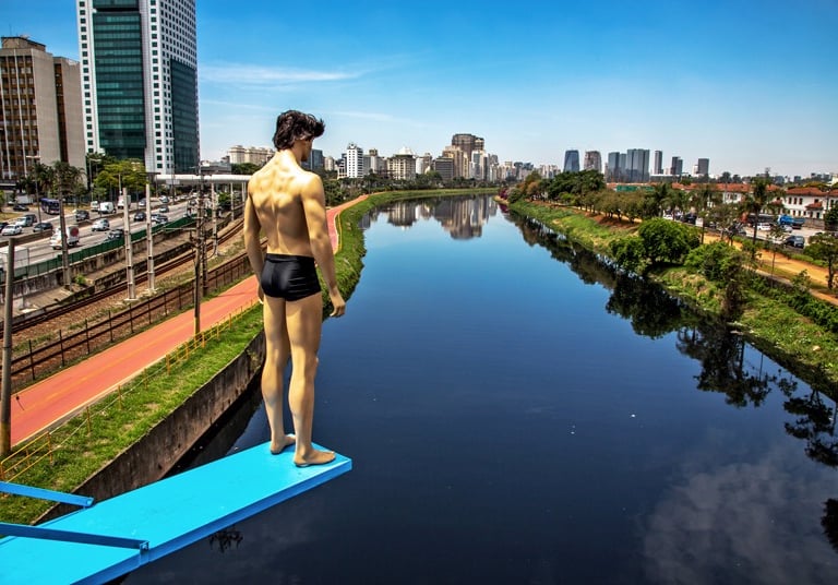 TRAMPOLIM-obra composta por personagens realistas posicionados na ponta de pranchas, artista Eduardo