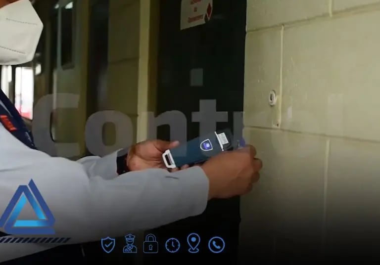 Control de acceso empresarial realizado por agente de seguridad en una empresa de Lima