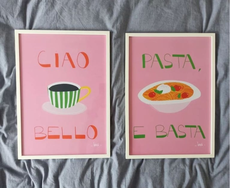 Affiches colorées sur fond rose 