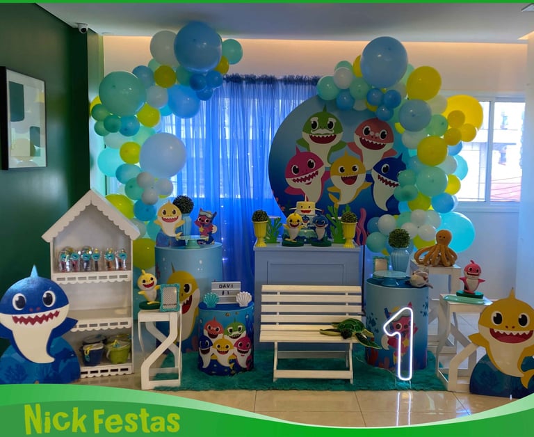 Decoração infantil tema Baby Shark com cores alegres e personagens do fundo do mar