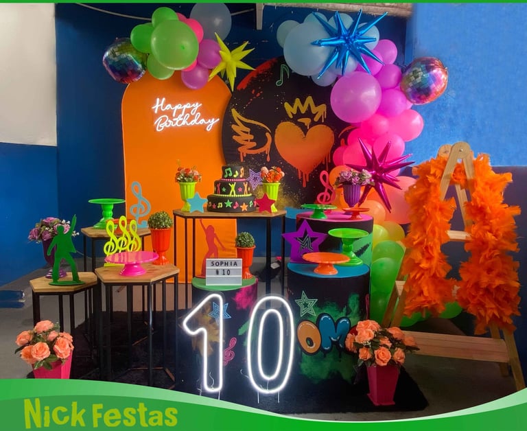 Decoração teen neon na Freguesia do Ó com mesa decorada colorida e painel iluminado