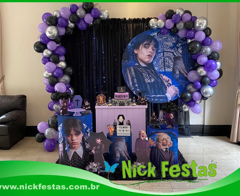 Decoração infantil tema Wandinha com tons escuros e detalhes misteriosos e estilosos