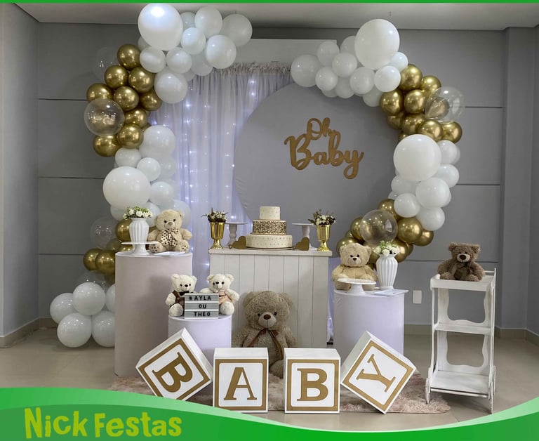 Decoração infantil de chá revelação ursinho branco com cenário leve, clean e detalhes delicados.