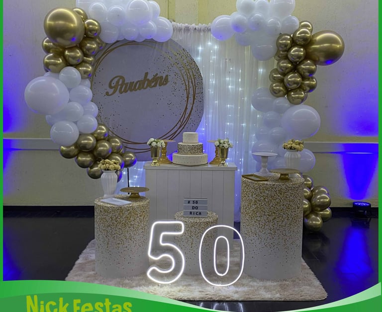 Decoração 50 anos branco e dourado com balões orgânicos, painel redondo e número iluminado Freg do ó