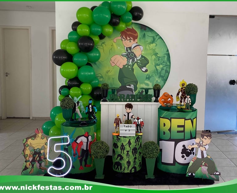 Decoração infantil tema Ben 10 com cores vibrantes e personagens alienígenas cheios de ação