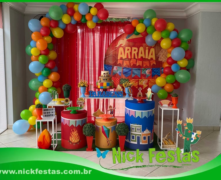 Decoração tema Festa Junina com bandeirinhas, cores e elementos típicos do arraiá