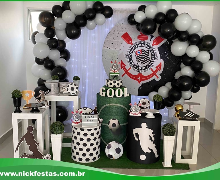 Decoração de festa tema Corinthians com escudo e cores alvinegras