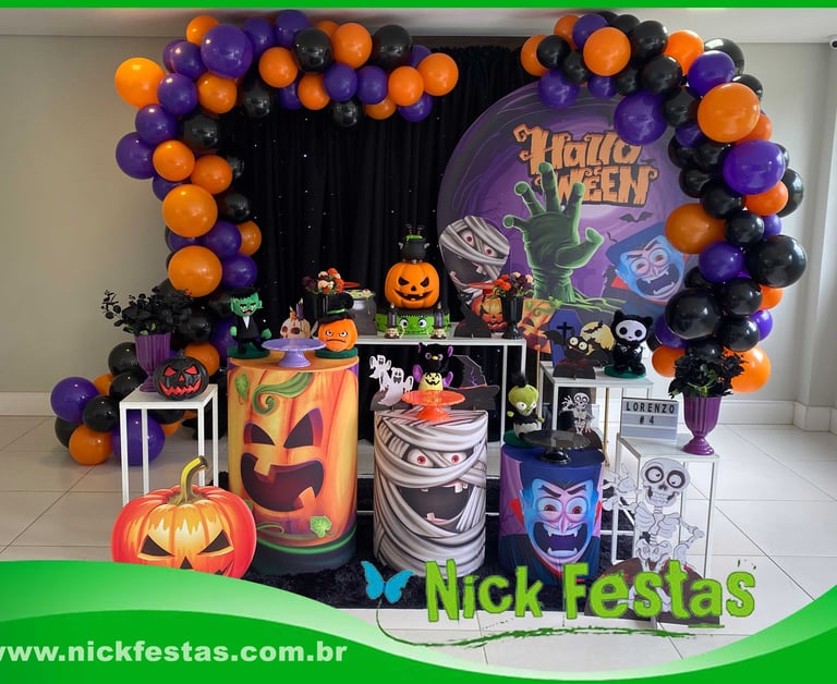 Decoração infantil tema Halloween com abóboras, fantasmas e elementos assustadores