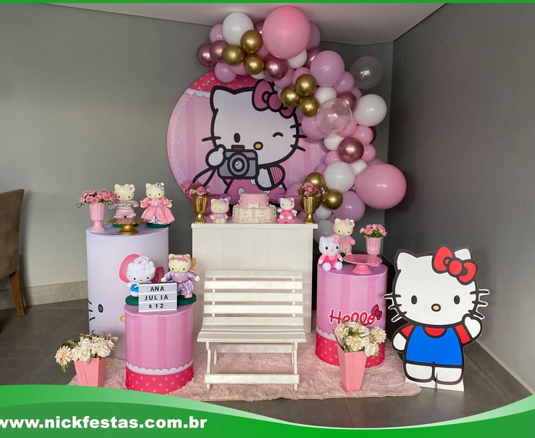 Decoração de festa infantil tema Hello Kitty com laços e cores delicadas