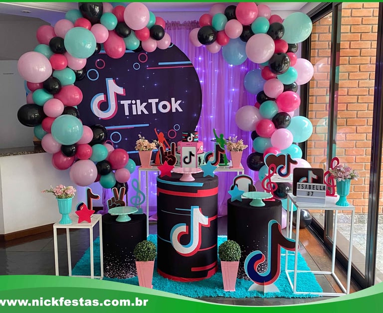 Decoração de festa teen tema TikTok com cores vibrantes e elementos de redes sociais