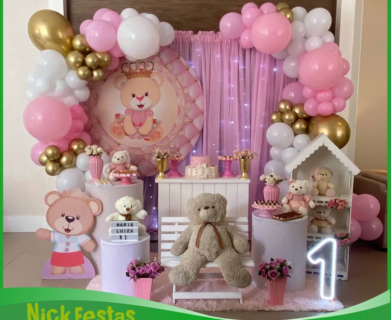 Decoração infantil ursinha rosa para chá de bebê e 1 ano com balões rosa e branco e painel personali