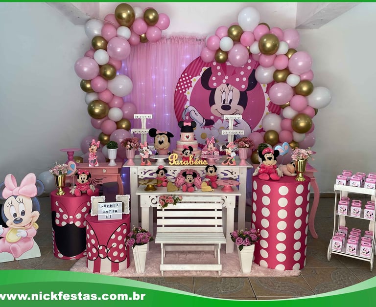 Decoração de festa infantil tema Minnie com poás, laços e cores vibrantes