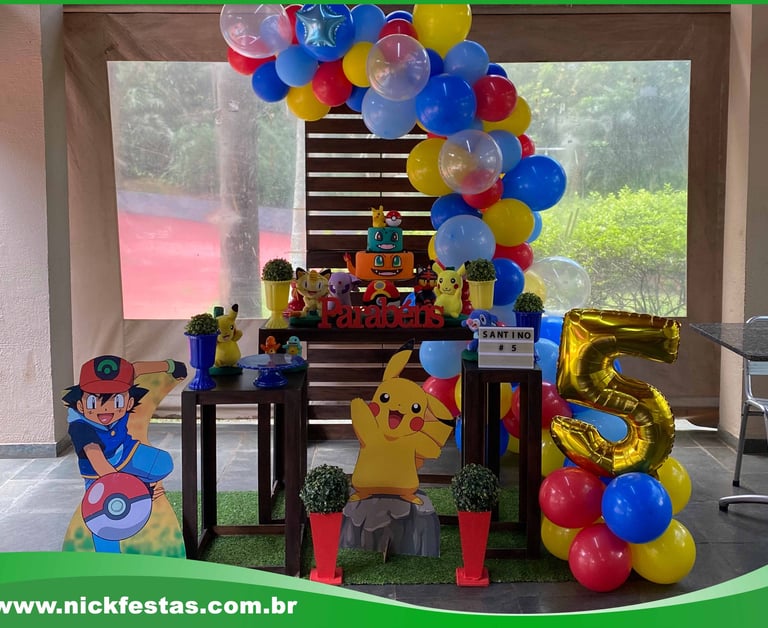 Decoração de festa infantil tema Pokémon com pokébolas e personagens icônicos