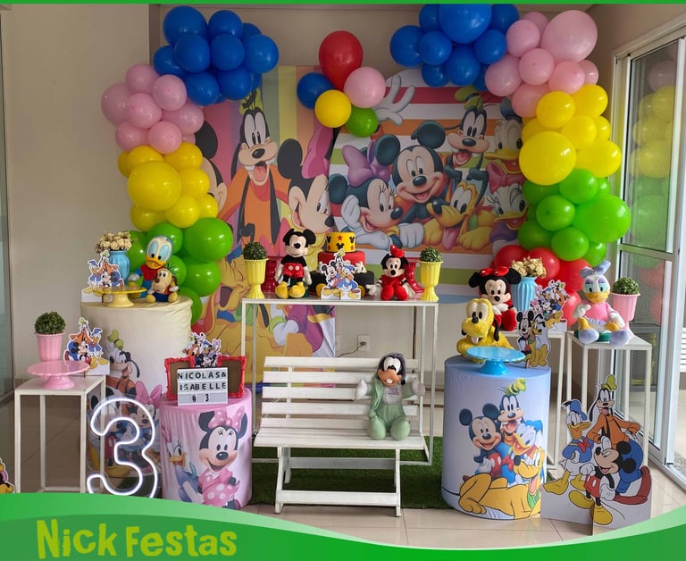 Decoração infantil Turma do Mickey com cenário colorido e detalhes clássicos da Disney.