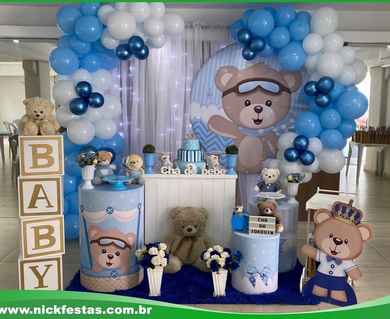 Decoração de chá de bebê tema Ursinho Aviador com cores suaves e detalhes delicados