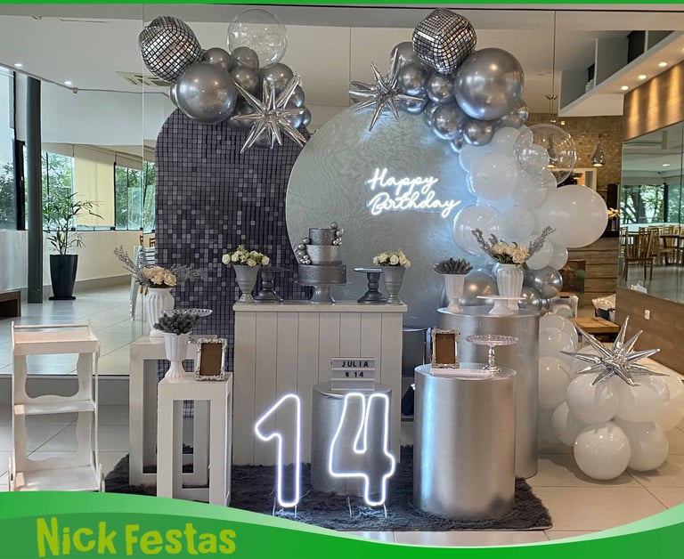 Decoração infantil teen prata com elementos metalizados, cenário moderno e visual elegante