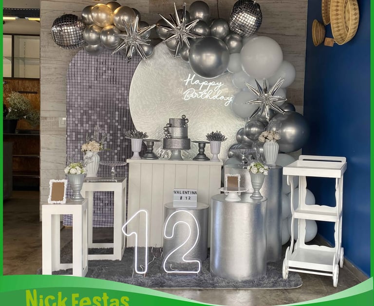 Decoração teen prata com balões metalizados, painel personalizado e número iluminado na Freguesia do