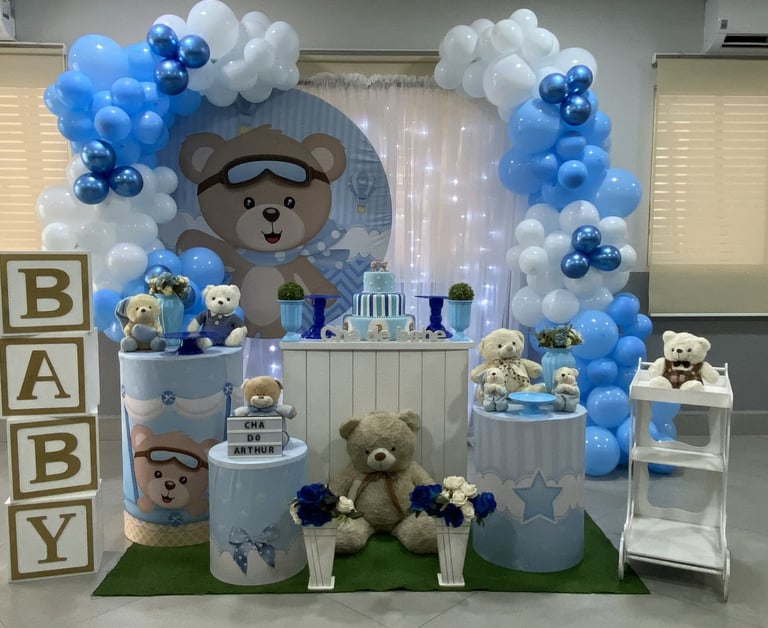 Decoração de chá de bebê tema Ursinho Aviador com cores suaves e detalhes delicados