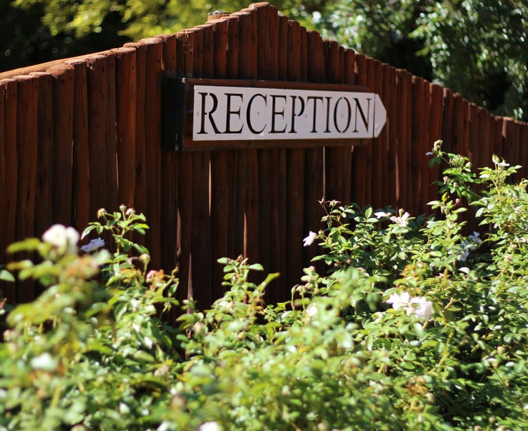 Recepciós tábla a fa kerítésen