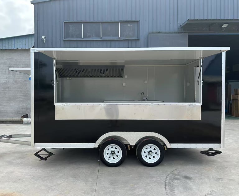 Intérieur du foodtrailer Box, plan de travail en acier inoxydable, éclairage LED, prises électriques et aménagement ergonomiq