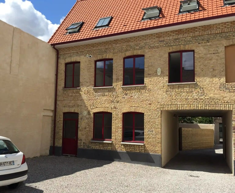 Façade en briques avec cour privée, hébergement professionnel à Saint-Omer