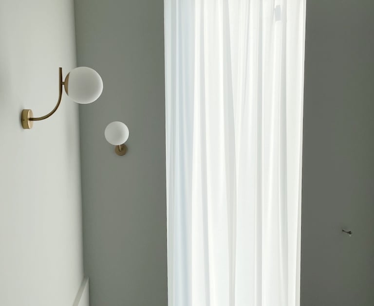 baltos tarpinės užuolaidos