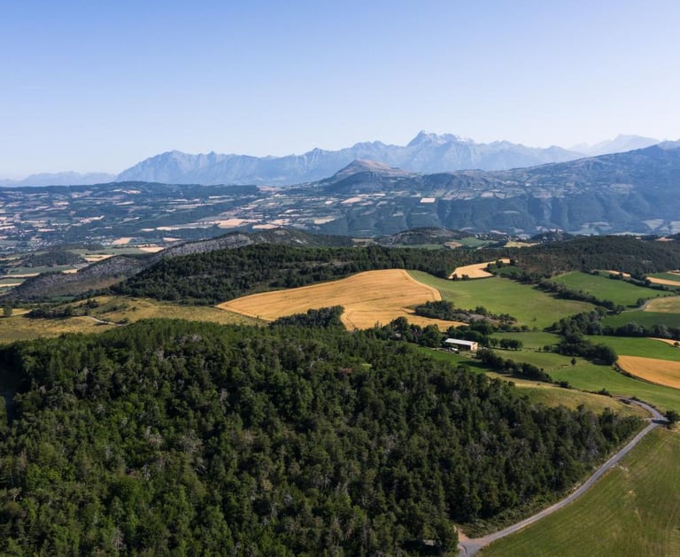 Vue d'ensemble sur la vallée de l'Avance, Hautes-Alpes.