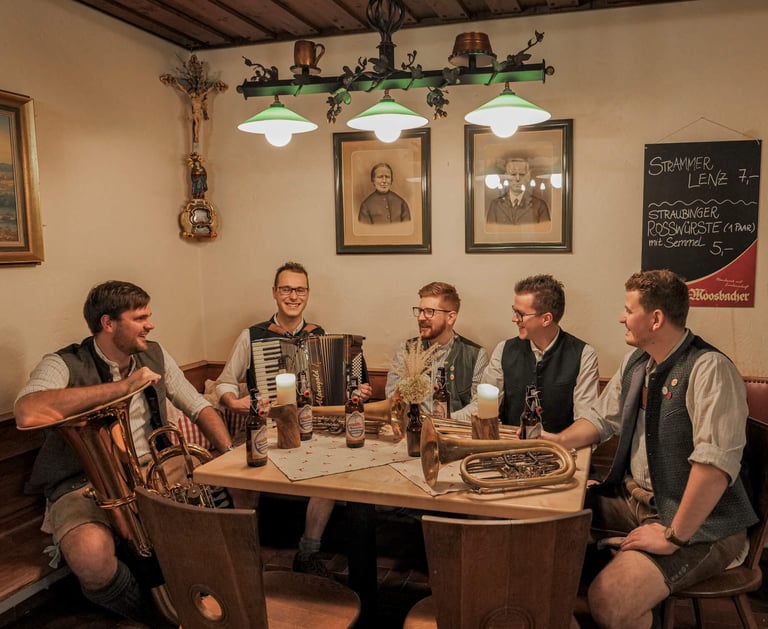 Die Rüscherl Muse, eine Tanzlmusi aus der Oberpfalz mit ihren Instrumenten in einem Wirtshaus