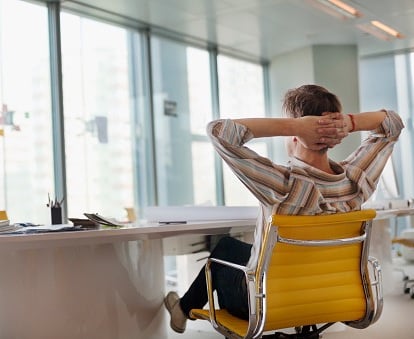 Führungskraft bei achtsamer Pause – Stress auf der Arbeit achtsam bewältigen.