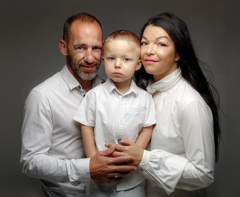 une famille pose en studio photo