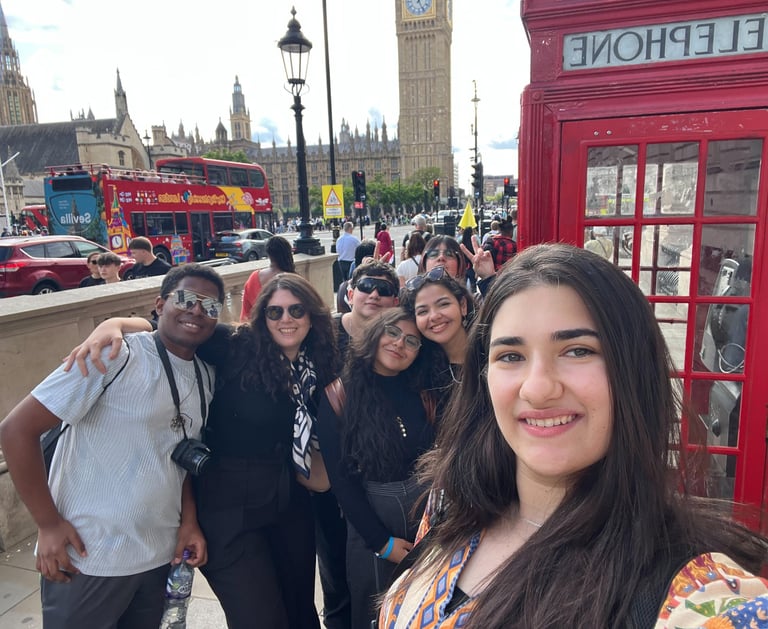alunos de intercâmbio em Londres, cabine telefônica e Big Ben ao fundo