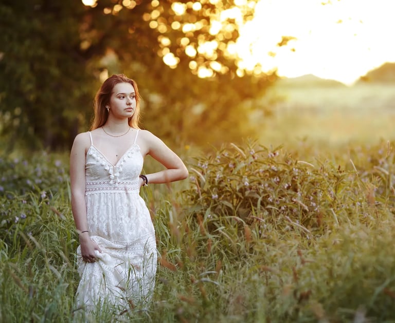 une jeune femme dans la campagne au coucher du soleil