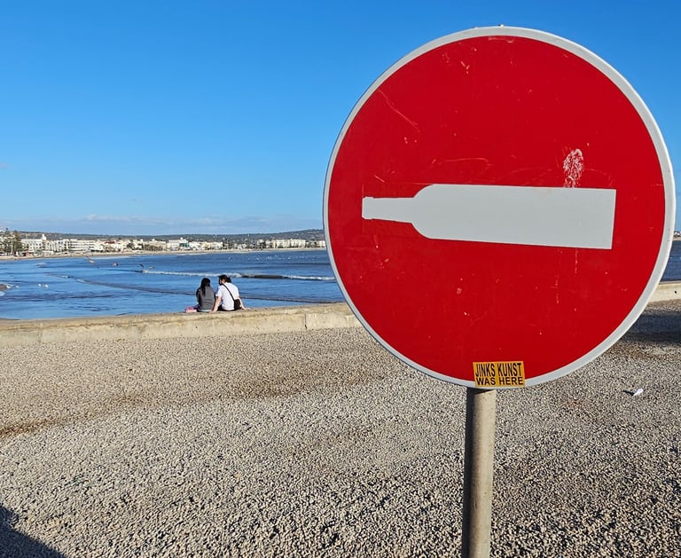 Détournement de panneaux de signalisation représentant une bouteille de bordeaux sur un sens interdi