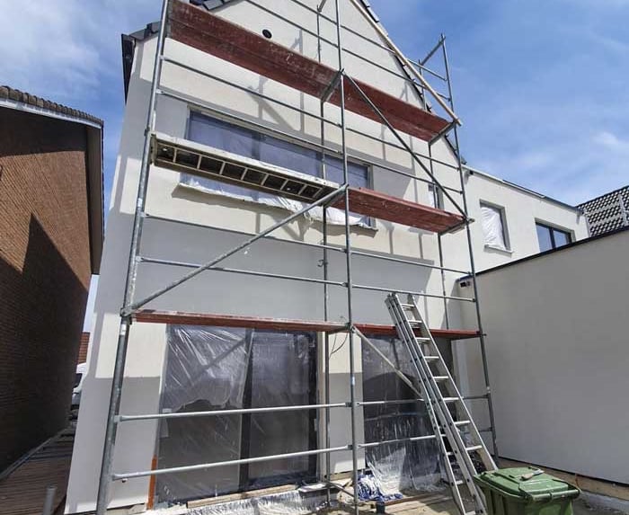 Een buitengevel met stelling