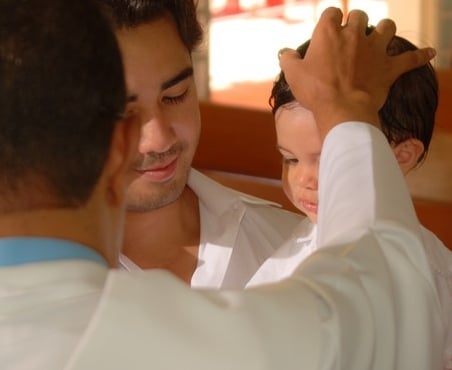 Fotógrafo infantil Ricco Gnocchi registrando um batizado.