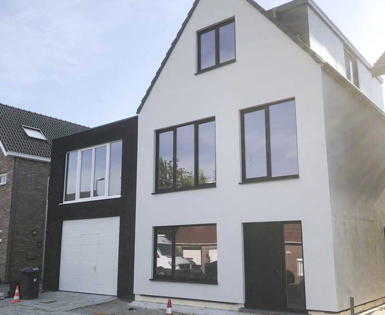 Buitengevel met zwarte crêpe