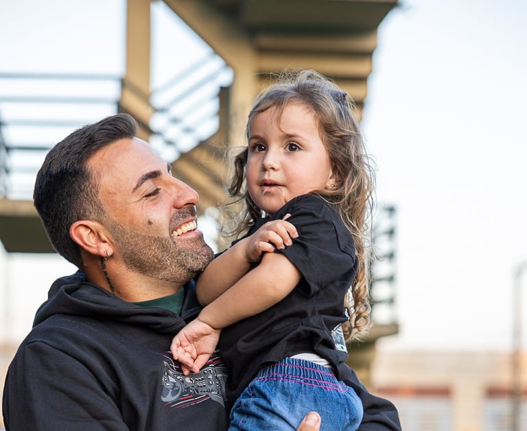 murilo e sua filha maria usando roupas da loja