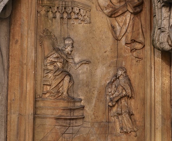 Trzecia scena to moment przesłuchania Nepomucena przez króla Wacława..