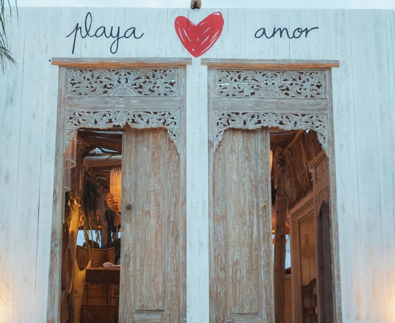 Entrée du restaurant Playa Amor à Leucate, un cadre chaleureux en bord de mer
