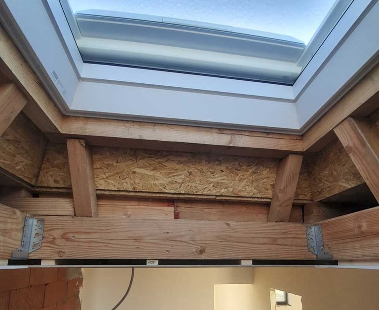 Dakraam met voorbereiding in hout