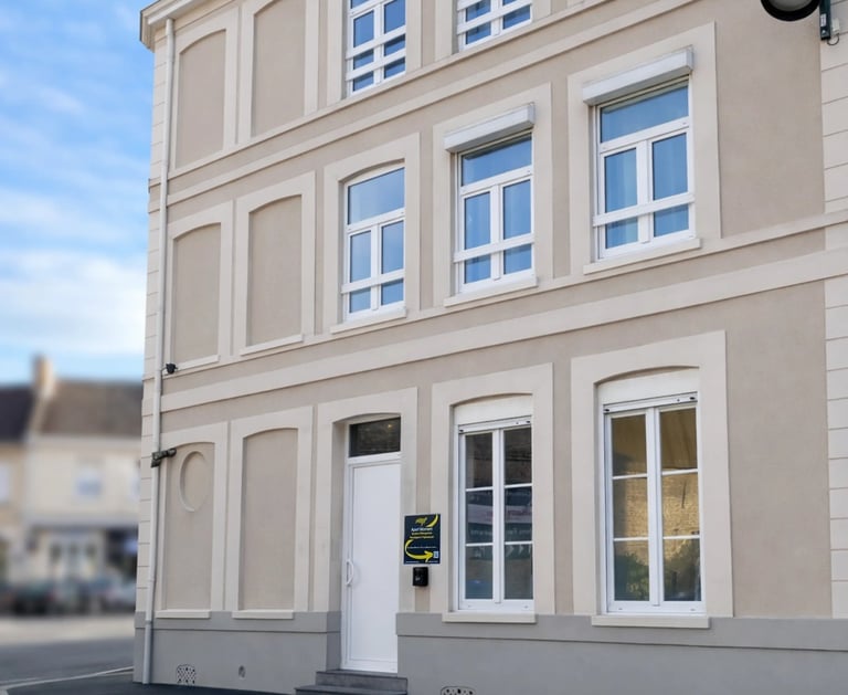 Façade d’immeuble rénové en centre-ville, logement professionnel à Dunkerque