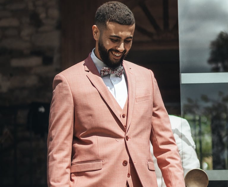 Marié au grand sourire en costume rose saumon