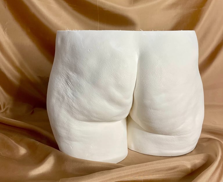 Moulage fesses en plâtre sur fond doré
