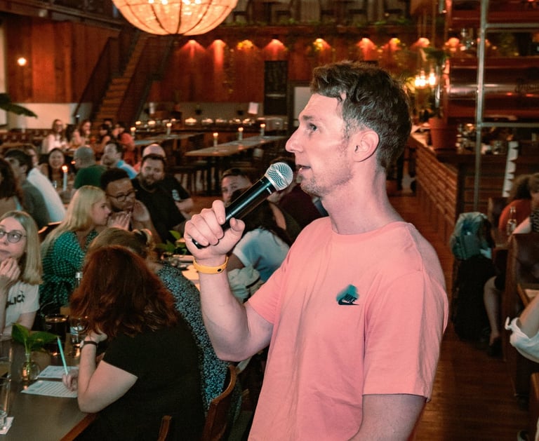 Quiz-Host Steve bei der 'Arbeit' - Moderation beim Kneipenquiz in Berlin