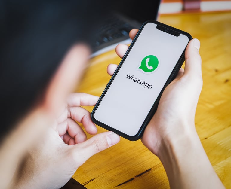 celular con la aplicacion de whatsapp abierta