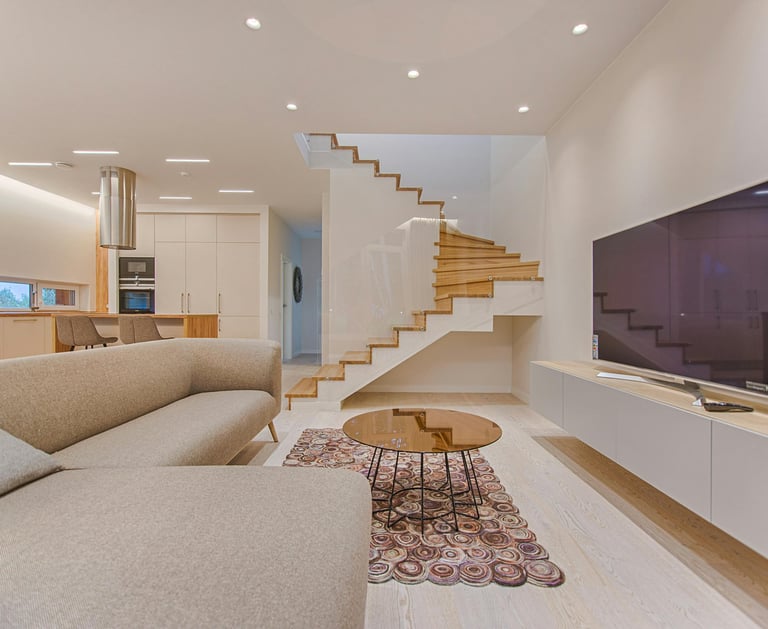 Sol carrelé nettoyé avec un balai-serpillière professionnel.