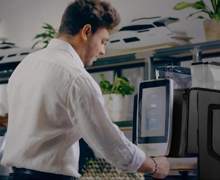 un homme se servant un café sur un distributeur