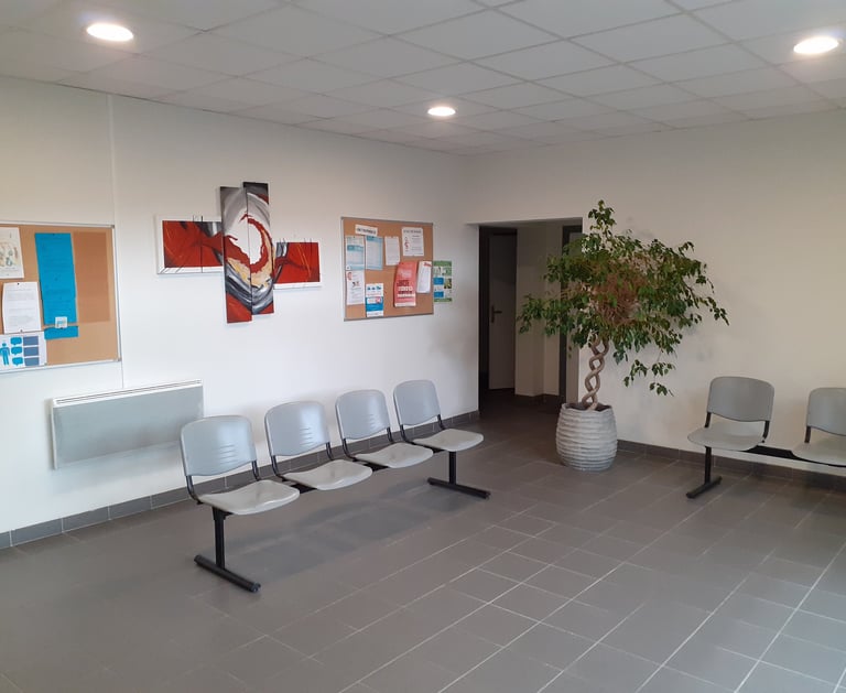 Salle d'attente dans l'espace santé rue curie à Caudry 