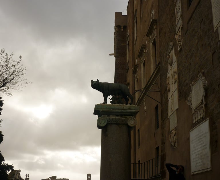 La statue de la louve au sommet d'un pilier allaitant les héros de Rome Romulus et Remus en Italie.