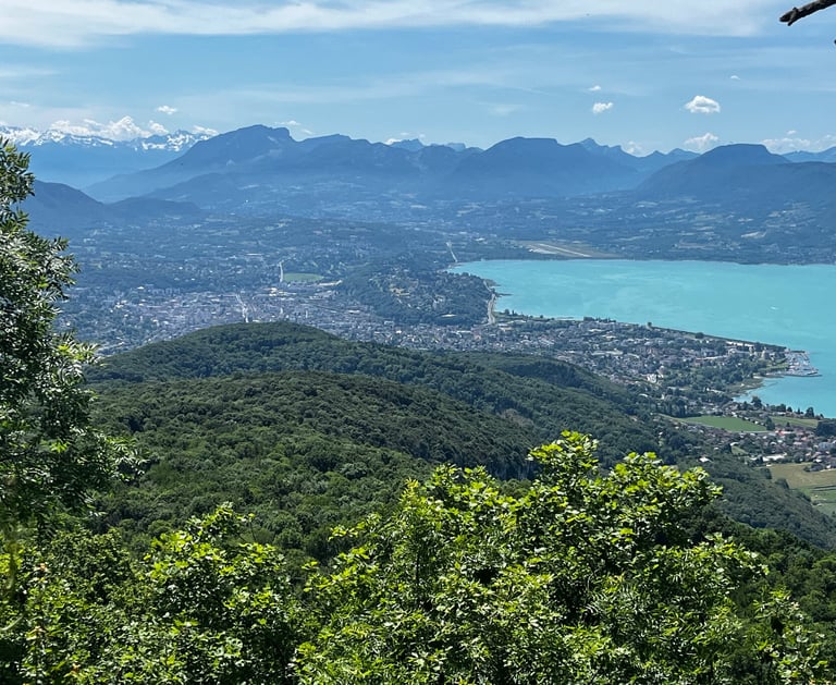 Vue sur Aix les Bains et le lac du Bourget depuis la Crois de Meyrieu